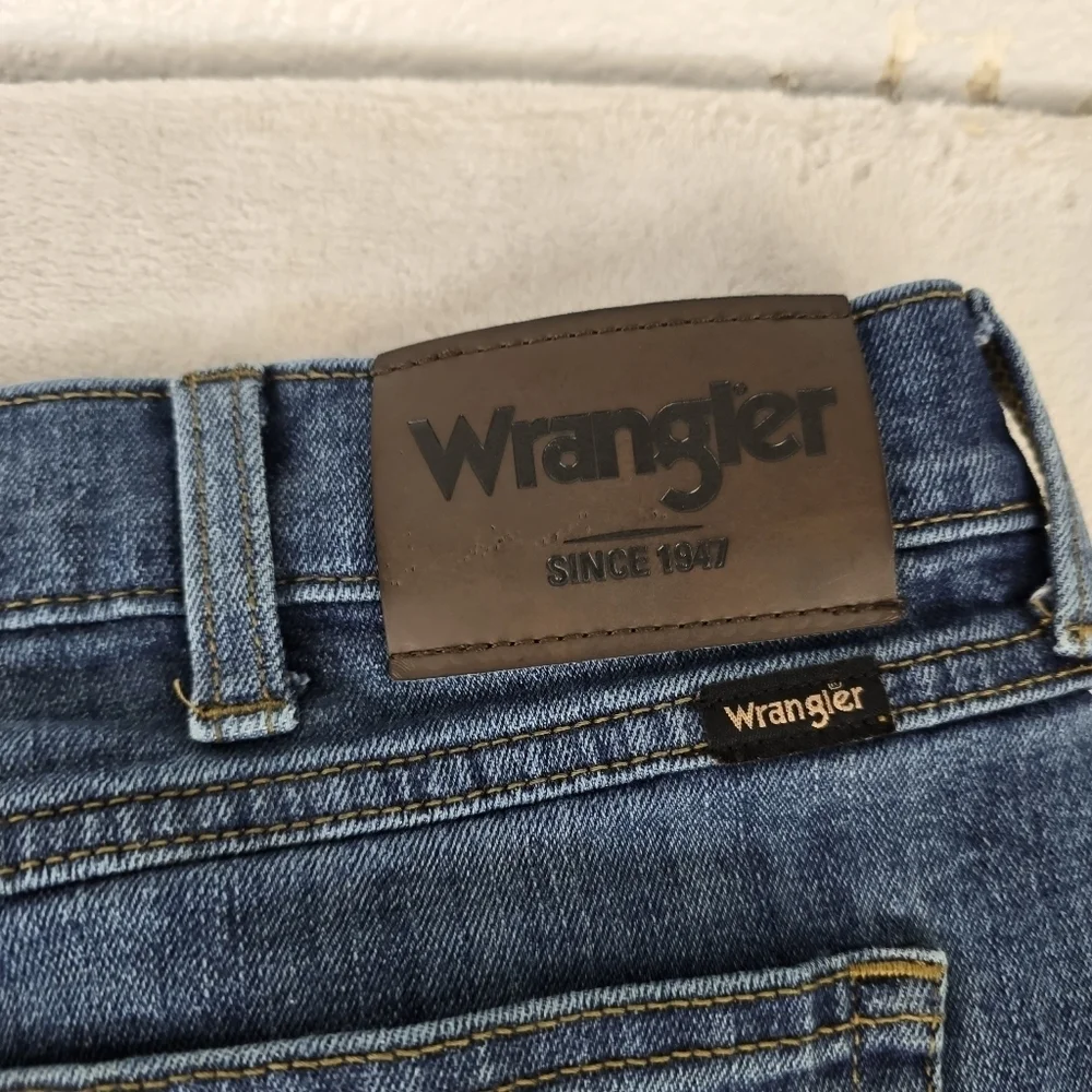 Wrangler Men's Relaxed Fit Blue Straight Jeans Sz 38x31